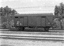 167497 Afbeelding van de gesloten goederenwagen nr. NS 20702 (type CHG, serie 20251-20750) van de N.S. op het ...